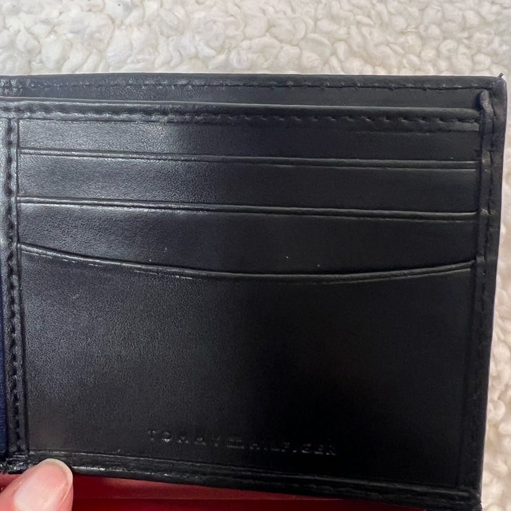 Tommy Hilfiger Bi-fold, RFID Protected Passcase Black Leather Wallet - Picture 5 of 8